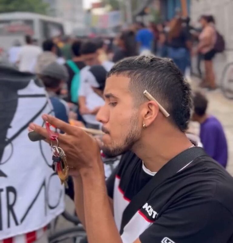Participante prendiendolo en la Marcha cannabica Barranquilla Año 2024