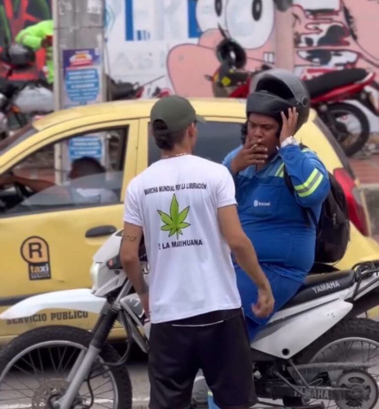 Personas que iba pasando se prente uno en la Marcha cannabica Barranquilla Año 2024