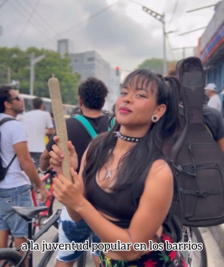 Participante con un porro gigante en la Marcha cannabica Barranquilla Año 2024